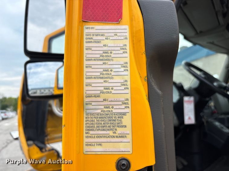 image for item FG0582 2009 International 7400 SBA bucket truck