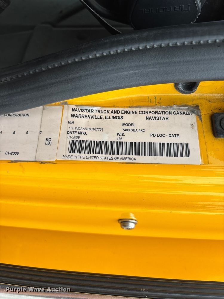 image for item FG0582 2009 International 7400 SBA bucket truck