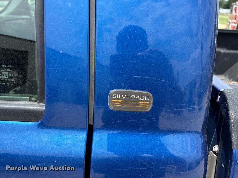 image for item FG0591 2004 Chevrolet Silverado pickup truck