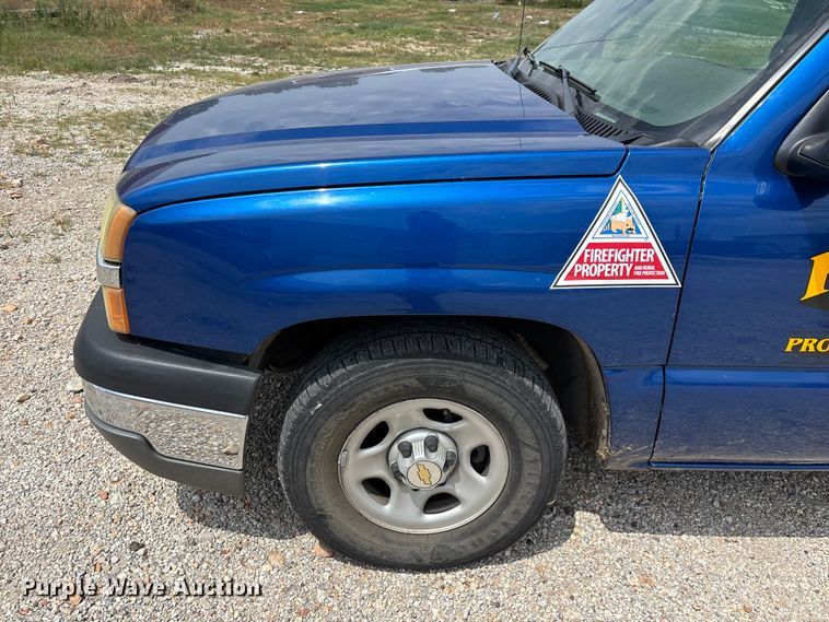 image for item FG0591 2004 Chevrolet Silverado pickup truck
