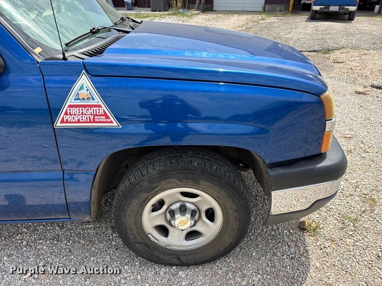 image for item FG0591 2004 Chevrolet Silverado pickup truck