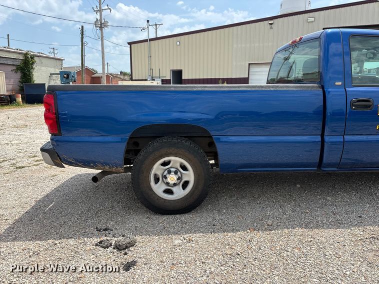 image for item FG0591 2004 Chevrolet Silverado pickup truck