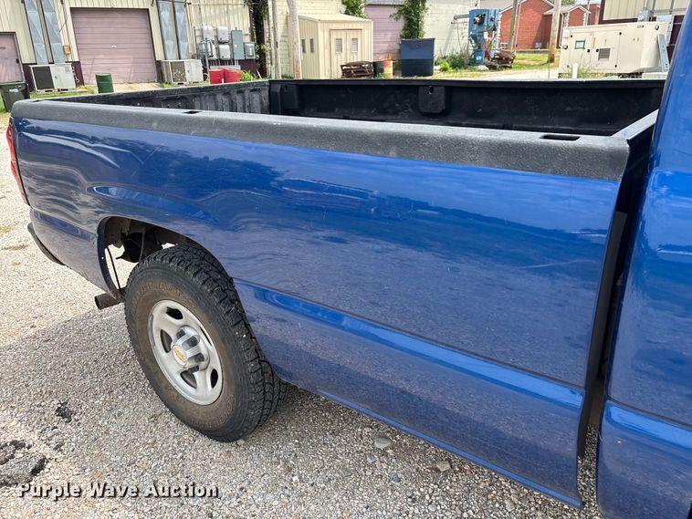 image for item FG0591 2004 Chevrolet Silverado pickup truck