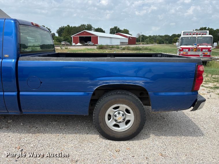 image for item FG0591 2004 Chevrolet Silverado pickup truck