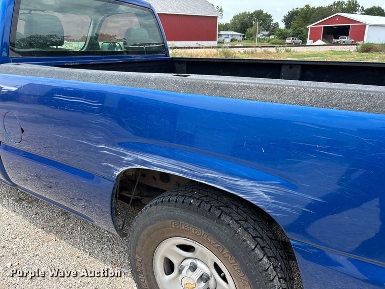 image for item FG0591 2004 Chevrolet Silverado pickup truck