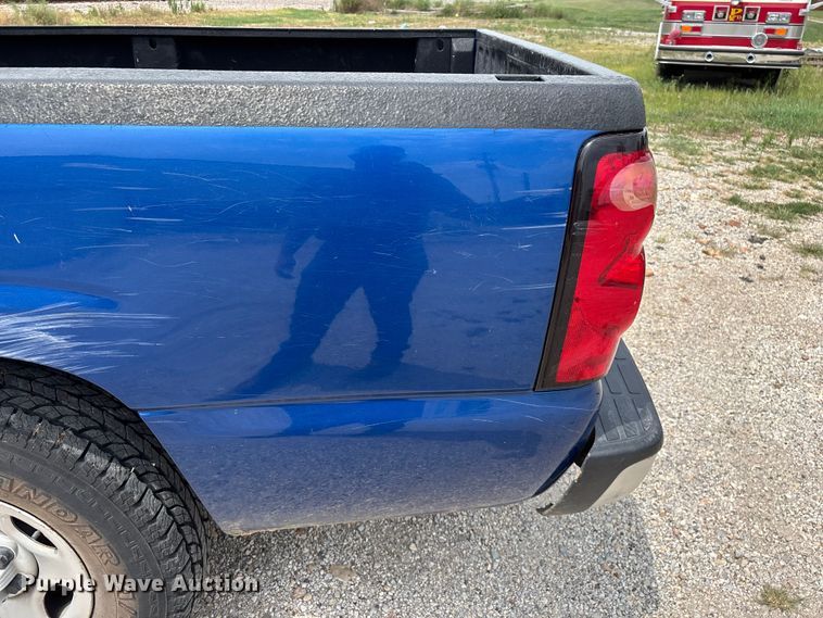 image for item FG0591 2004 Chevrolet Silverado pickup truck