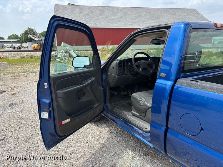 image for item FG0591 2004 Chevrolet Silverado pickup truck