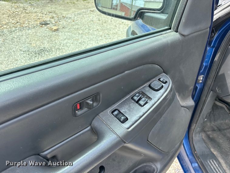 image for item FG0591 2004 Chevrolet Silverado pickup truck