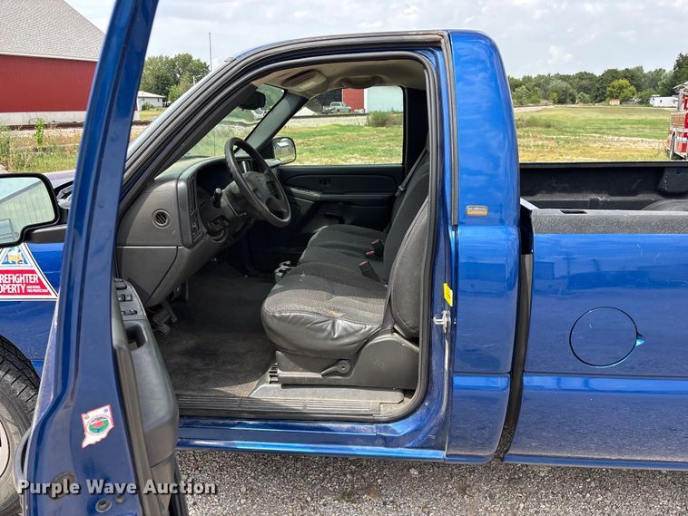 image for item FG0591 2004 Chevrolet Silverado pickup truck