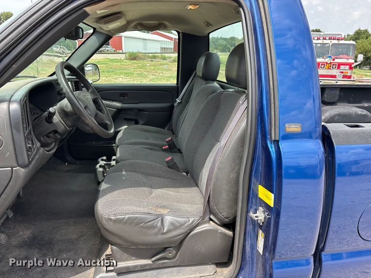 image for item FG0591 2004 Chevrolet Silverado pickup truck