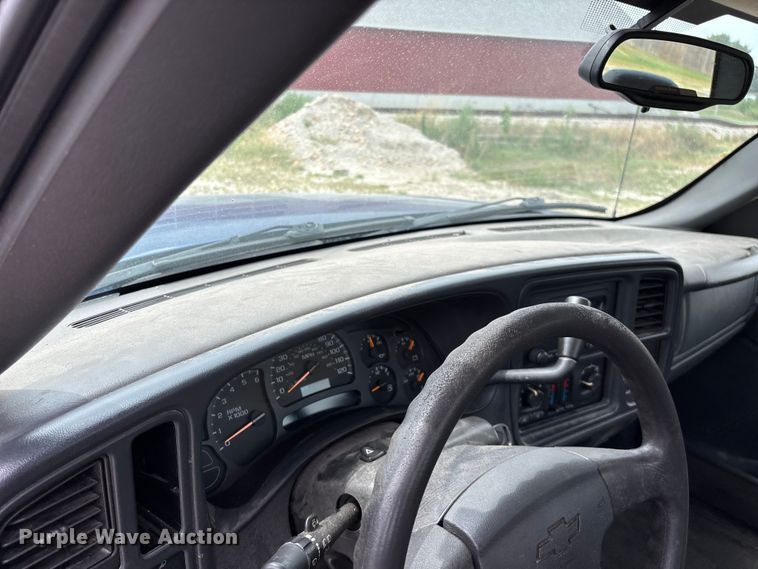 image for item FG0591 2004 Chevrolet Silverado pickup truck