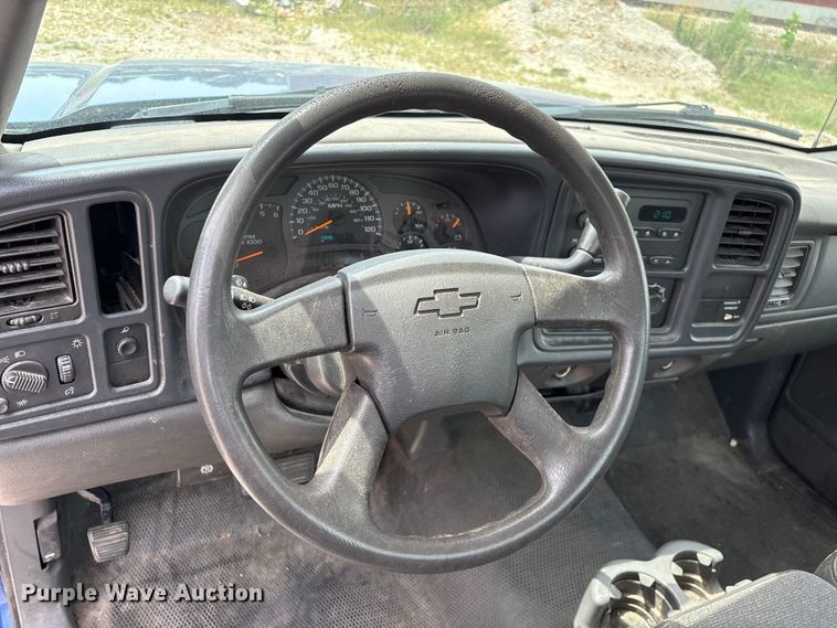 image for item FG0591 2004 Chevrolet Silverado pickup truck