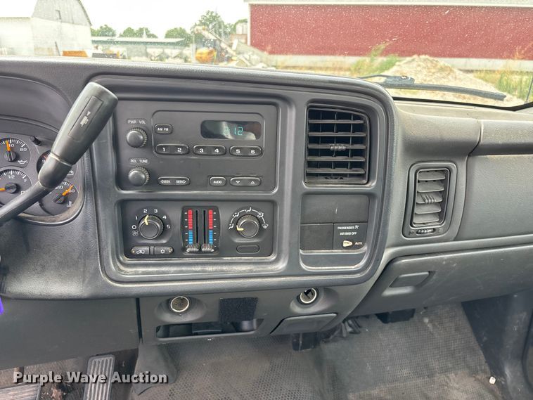 image for item FG0591 2004 Chevrolet Silverado pickup truck