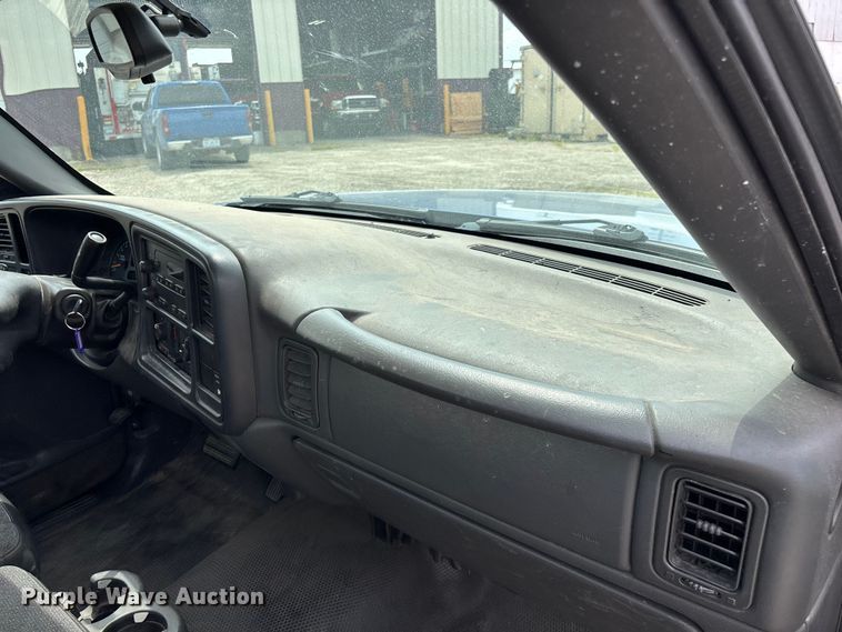 image for item FG0591 2004 Chevrolet Silverado pickup truck