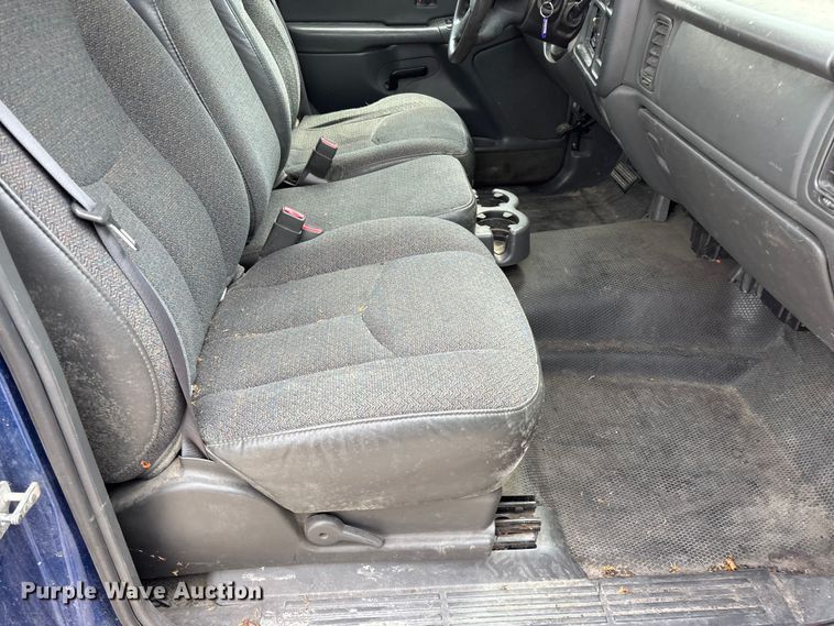 image for item FG0591 2004 Chevrolet Silverado pickup truck
