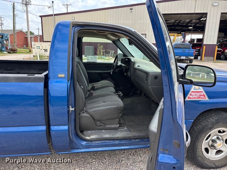 image for item FG0591 2004 Chevrolet Silverado pickup truck