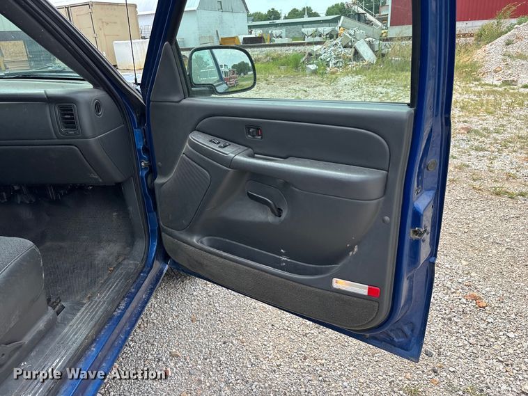 image for item FG0591 2004 Chevrolet Silverado pickup truck