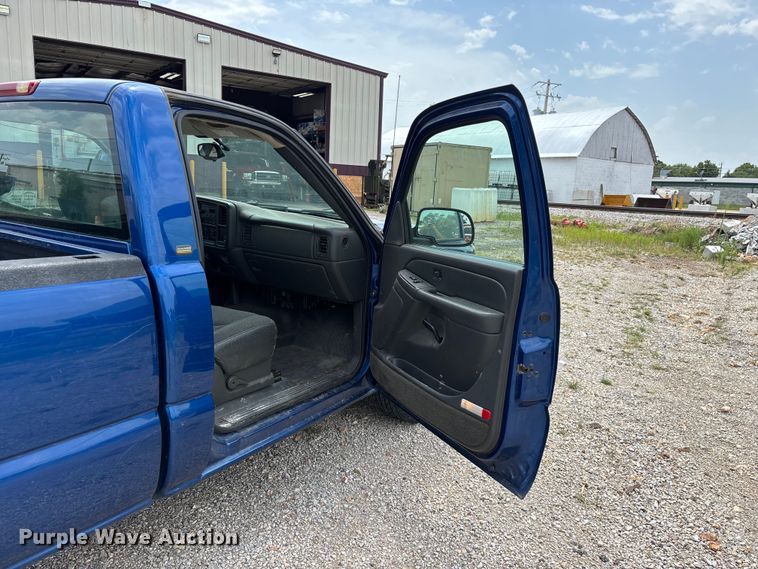 image for item FG0591 2004 Chevrolet Silverado pickup truck