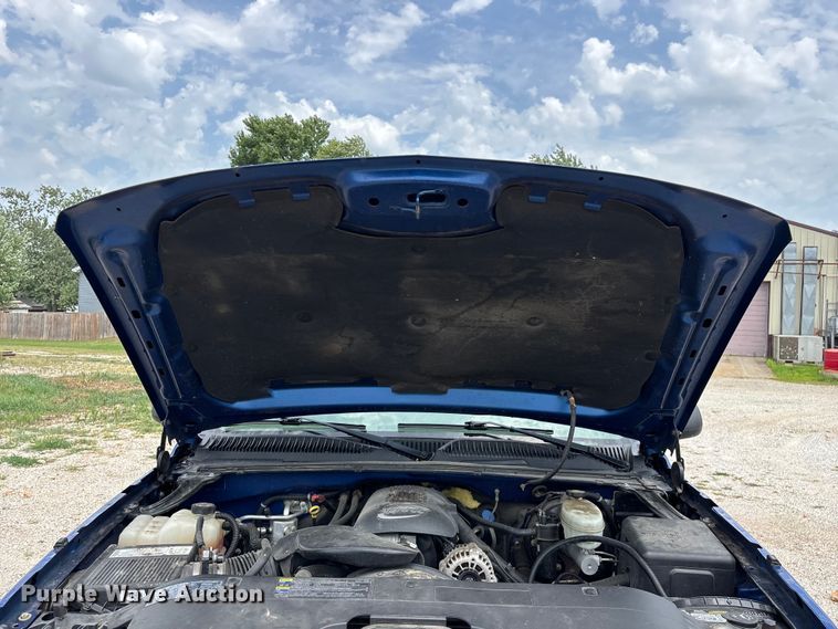 image for item FG0591 2004 Chevrolet Silverado pickup truck