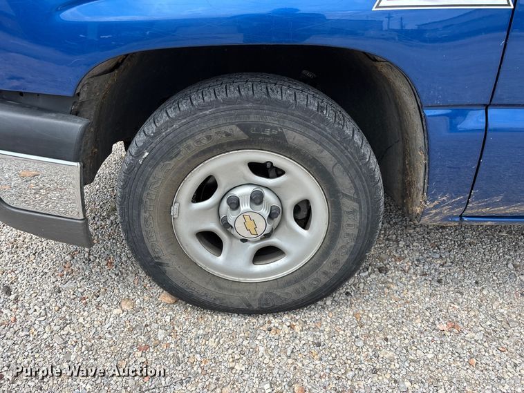 image for item FG0591 2004 Chevrolet Silverado pickup truck