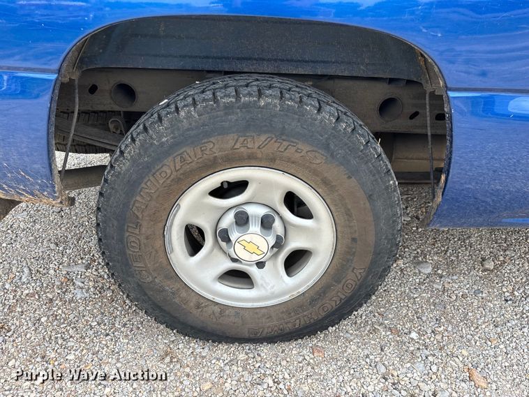 image for item FG0591 2004 Chevrolet Silverado pickup truck