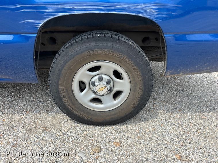 image for item FG0591 2004 Chevrolet Silverado pickup truck