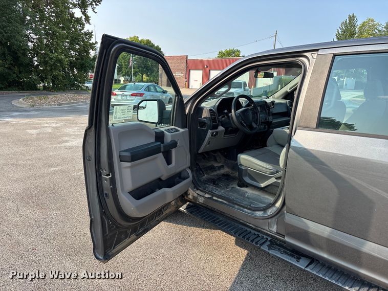 image for item FG0592 2016 Ford F150 XLT Crew Cab pickup truck