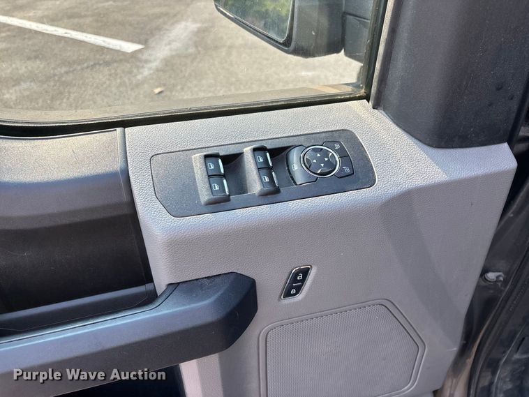 image for item FG0592 2016 Ford F150 XLT Crew Cab pickup truck