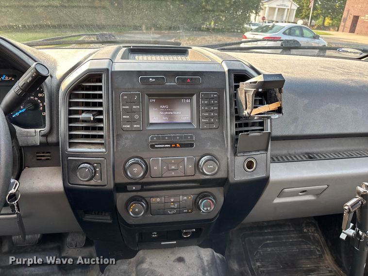 image for item FG0592 2016 Ford F150 XLT Crew Cab pickup truck