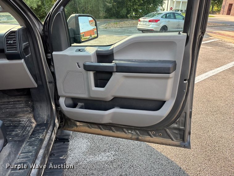 image for item FG0592 2016 Ford F150 XLT Crew Cab pickup truck