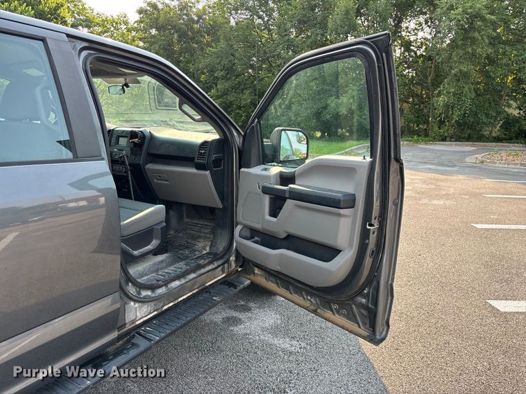 image for item FG0592 2016 Ford F150 XLT Crew Cab pickup truck