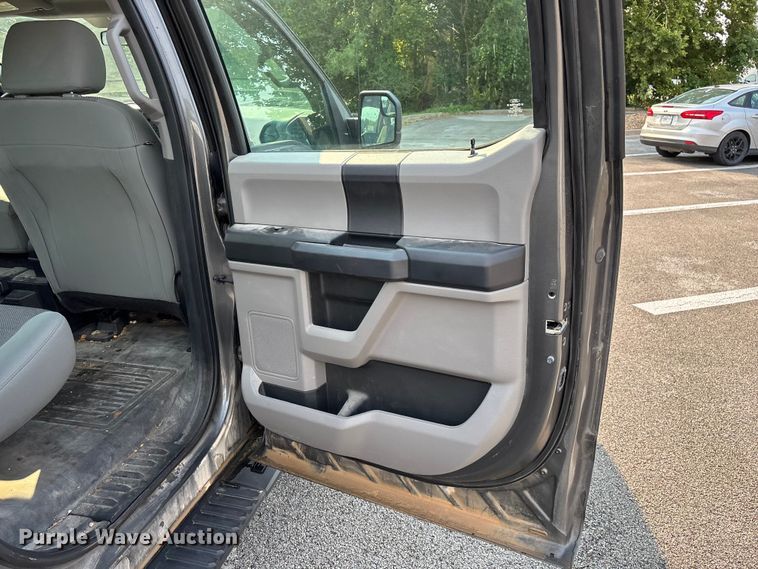 image for item FG0592 2016 Ford F150 XLT Crew Cab pickup truck