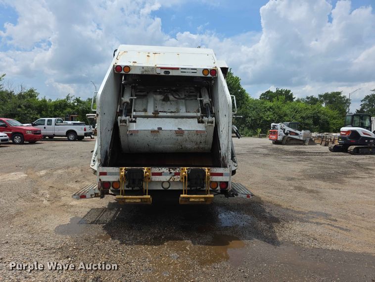 image for item FH6153 2017 Freightliner 114SD refuse truck