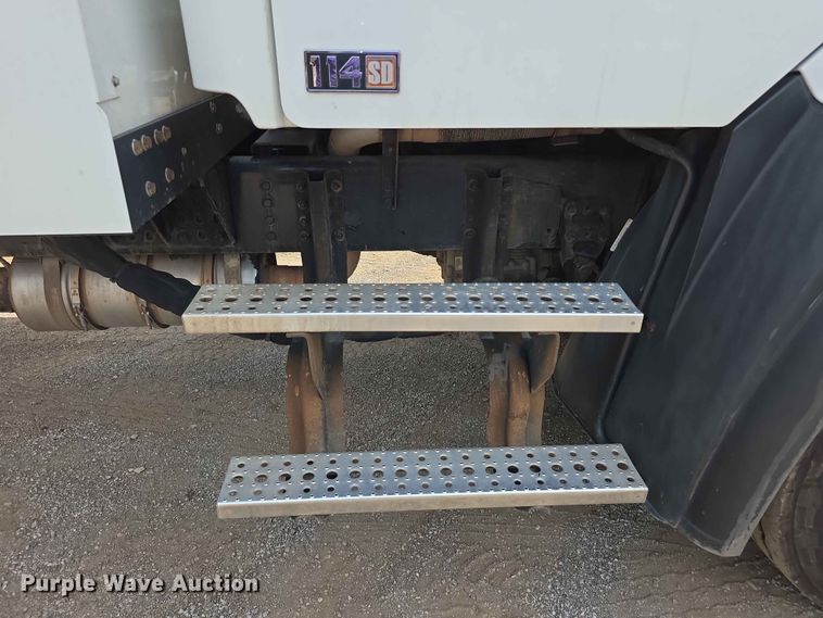 image for item FH6153 2017 Freightliner 114SD refuse truck