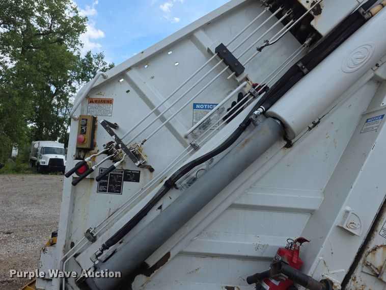 image for item FH6153 2017 Freightliner 114SD refuse truck