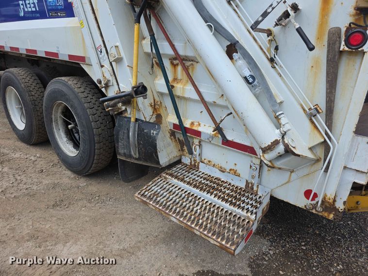 image for item FH6153 2017 Freightliner 114SD refuse truck