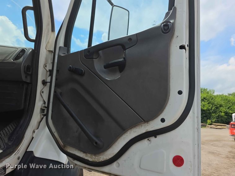 image for item FH6153 2017 Freightliner 114SD refuse truck