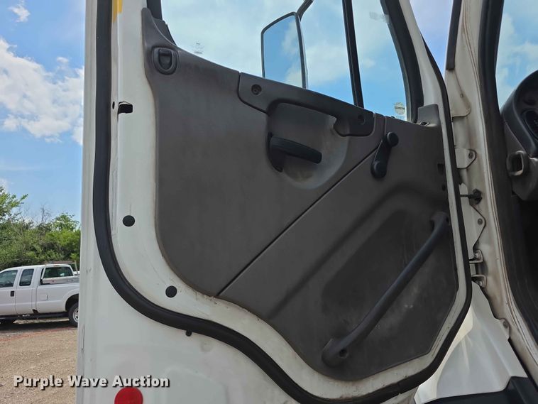 image for item FH6153 2017 Freightliner 114SD refuse truck