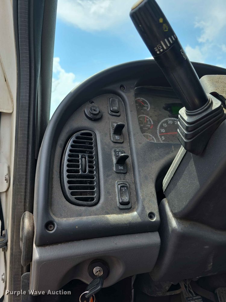 image for item FH6153 2017 Freightliner 114SD refuse truck