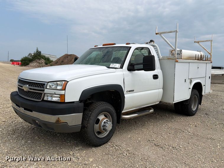 2005 Chevrolet Silverado 3500 utility bed pickup truck
