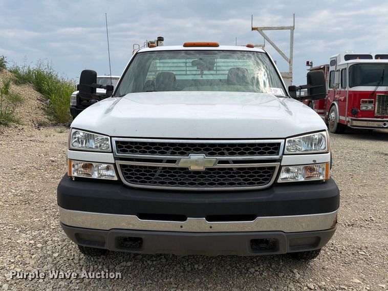 image for item FH6299 2005 Chevrolet Silverado 3500 utility bed pickup truck