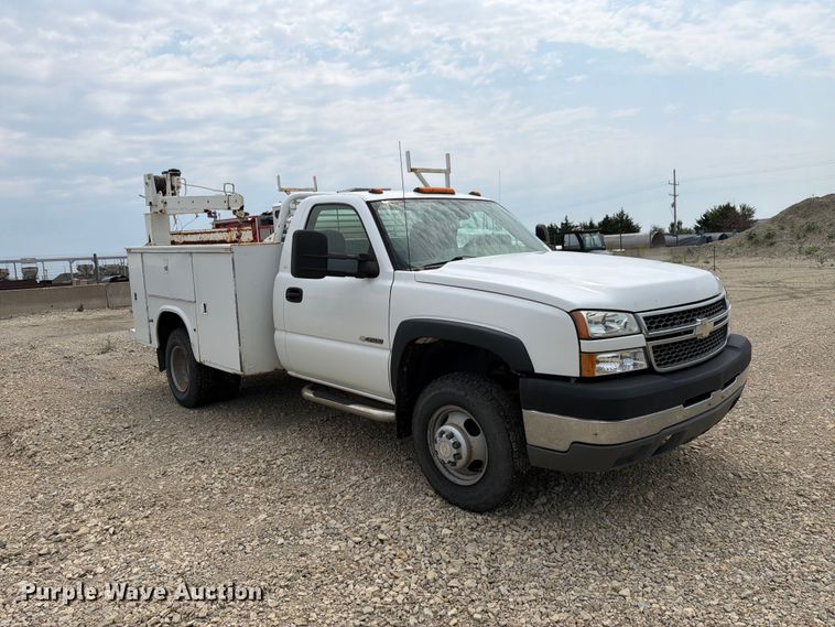 image for item FH6299 2005 Chevrolet Silverado 3500 utility bed pickup truck