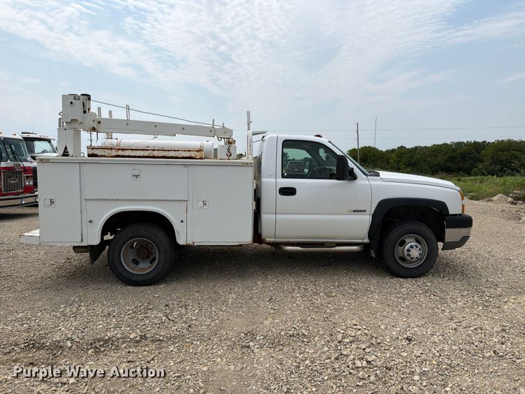 image for item FH6299 2005 Chevrolet Silverado 3500 utility bed pickup truck