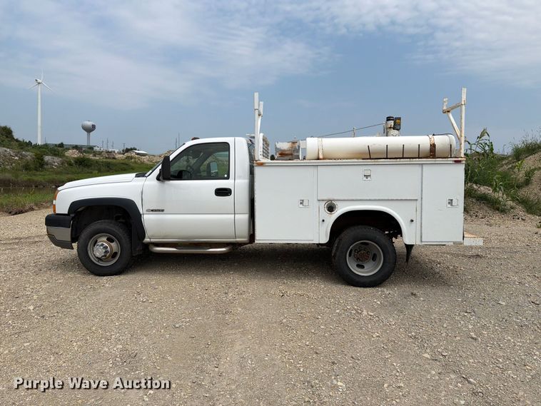 image for item FH6299 2005 Chevrolet Silverado 3500 utility bed pickup truck