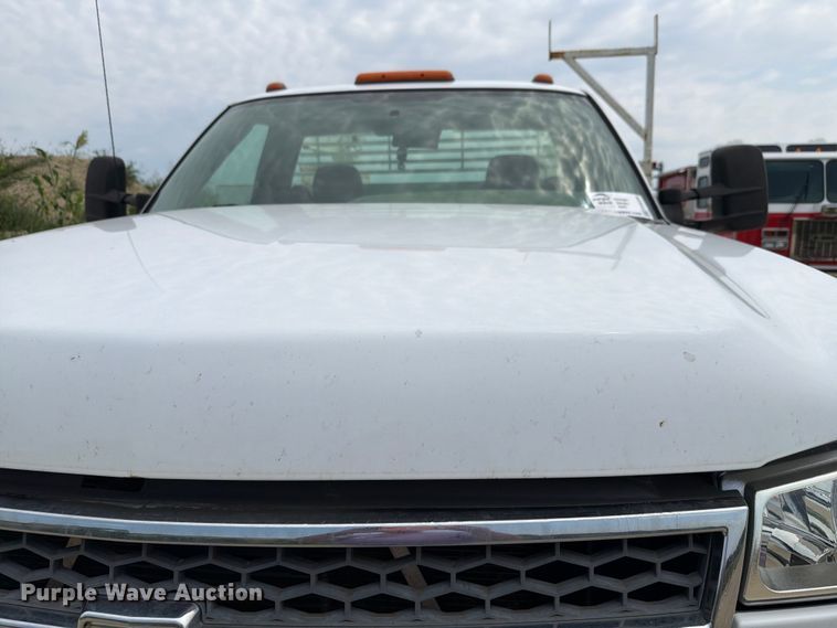image for item FH6299 2005 Chevrolet Silverado 3500 utility bed pickup truck