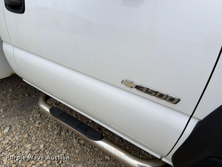 image for item FH6299 2005 Chevrolet Silverado 3500 utility bed pickup truck