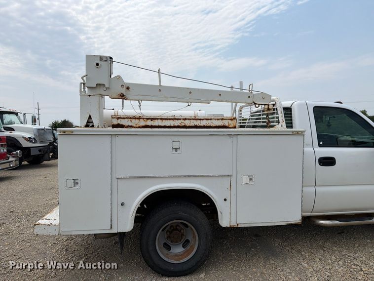 image for item FH6299 2005 Chevrolet Silverado 3500 utility bed pickup truck