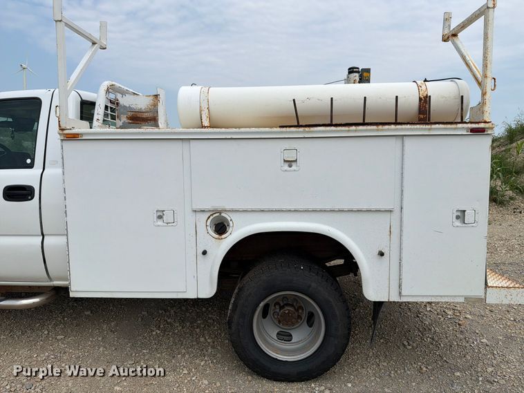 image for item FH6299 2005 Chevrolet Silverado 3500 utility bed pickup truck