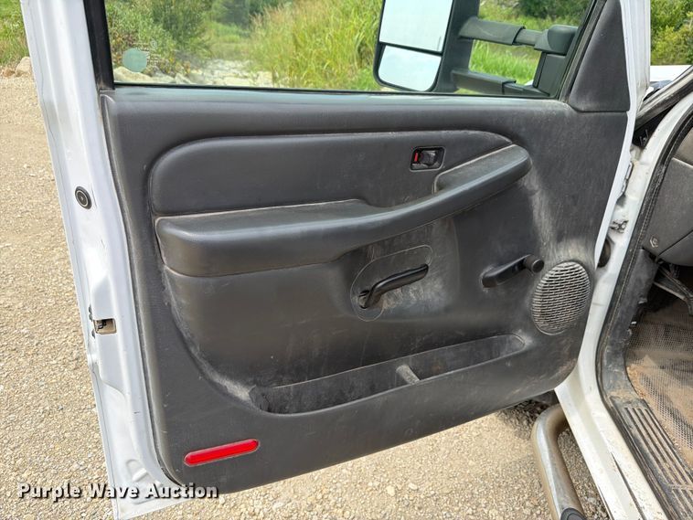 image for item FH6299 2005 Chevrolet Silverado 3500 utility bed pickup truck