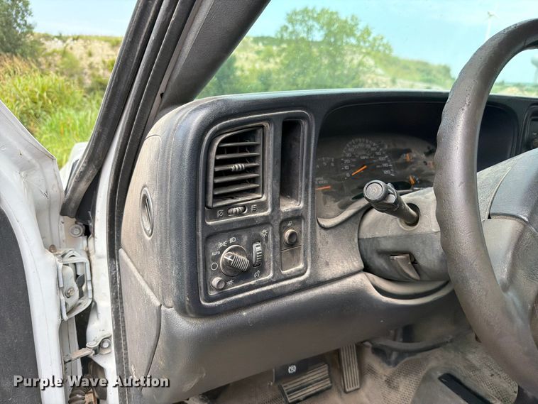 image for item FH6299 2005 Chevrolet Silverado 3500 utility bed pickup truck
